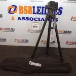 LOTE 354 - 01 TRIPÉ PARA CÂMERA TOMATE MTG-3016. (NO ESTADO) ATENÇÃO! FAZER A VISITAÇÃO ANTES DE ARREMATAR, NÃO SABEMOS SE FUNCIONA. LEILÃO NÃO TEM GARANTIA E NEM DEVOLUÇÃO, SUJEITO A POSSÍVEIS AVARIAS VISÍVEIS/OCULTAS E/OU AUSÊNCIA DE COMPONENTES.