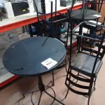 LOTE 431 - 01 MESA BISTRÔ REDONDA COM 4 BANQUETAS ALTA. (NO ESTADO) ATENÇÃO! FAZER A VISITAÇÃO ANTES DE ARREMATAR, NÃO SABEMOS SE FUNCIONA. LEILÃO NÃO TEM GARANTIA E NEM DEVOLUÇÃO, SUJEITO A POSSÍVEIS AVARIAS VISÍVEIS/OCULTAS E/OU AUSÊNCIA DE COMPONENTES.