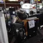 LOTE 270 - 01 LOTE COM NOBREAK, TELEFONE FIXO, RETROPROJETOR ANTIGO E CAIXAS DE SOM. (NO ESTADO) ATENÇÃO! FAZER A VISITAÇÃO ANTES DE ARREMATAR, NÃO SABEMOS SE FUNCIONA. LEILÃO NÃO TEM GARANTIA E NEM DEVOLUÇÃO, SUJEITO A POSSÍVEIS AVARIAS VISÍVEIS/OCULTAS E/OU AUSÊNCIA DE COMPONENTES.