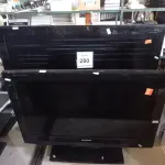 LOTE 280 - 02 TV’S COM AVARIAS (NO ESTADO) ATENÇÃO! FAZER A VISITAÇÃO ANTES DE ARREMATAR, NÃO SABEMOS SE FUNCIONA. LEILÃO NÃO TEM GARANTIA E NEM DEVOLUÇÃO, SUJEITO A POSSÍVEIS AVARIAS VISÍVEIS/OCULTAS E/OU AUSÊNCIA DE COMPONENTES.