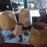LOTE 477 - 03 ABAJURES COMPLETOS BASE EM METAL E 05 CÚPULAS AVULSAS. (NO ESTADO) ATENÇÃO! FAZER A VISITAÇÃO ANTES DE ARREMATAR, NÃO SABEMOS SE FUNCIONA. LEILÃO NÃO TEM GARANTIA E NEM DEVOLUÇÃO, SUJEITO A POSSÍVEIS AVARIAS VISÍVEIS/OCULTAS E/OU AUSÊNCIA DE COMPONENTES.