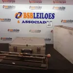 LOTE 401 - 01 CAIXA P/ FERRAMENTA EM MADEIRA E 01 MALA ESTILO CONSOLE C/01 MONITOR MARCA SAMSUNG E 01 RISCADOR DE CERÂMICAS. (NO ESTADO) ATENÇÃO! FAZER A VISITAÇÃO ANTES DE ARREMATAR, NÃO SABEMOS SE FUNCIONA. LEILÃO NÃO TEM GARANTIA E NEM DEVOLUÇÃO, SUJEITO A POSSÍVEIS AVARIAS VISÍVEIS/OCULTAS E/OU AUSÊNCIA DE COMPONENTES.