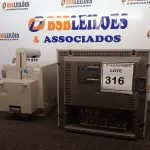 LOTE 316 - 01 MONITOR PARA CÂMERAS E 01 APARELHO DE LABORATÓRIO.  (NO ESTADO) ATENÇÃO! FAZER A VISITAÇÃO ANTES DE ARREMATAR, NÃO SABEMOS SE FUNCIONA. LEILÃO NÃO TEM GARANTIA E NEM DEVOLUÇÃO, SUJEITO A POSSÍVEIS AVARIAS VISÍVEIS/OCULTAS E/OU AUSÊNCIA DE COMPONENTES.