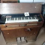 LOTE 476 - 01 PIANO/ÓRGÃO ANTIGO. (NO ESTADO) ATENÇÃO! FAZER A VISITAÇÃO ANTES DE ARREMATAR, NÃO SABEMOS SE FUNCIONA. LEILÃO NÃO TEM GARANTIA E NEM DEVOLUÇÃO, SUJEITO A POSSÍVEIS AVARIAS VISÍVEIS/OCULTAS E/OU AUSÊNCIA DE COMPONENTES.