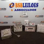 LOTE 336 - 01 LOTE COM VOLTÍMETROS, FONTE DE ALIMENTAÇÃO E CAIXA DE SKINNER. (NO ESTADO) ATENÇÃO! FAZER A VISITAÇÃO ANTES DE ARREMATAR, NÃO SABEMOS SE FUNCIONA. LEILÃO NÃO TEM GARANTIA E NEM DEVOLUÇÃO, SUJEITO A POSSÍVEIS AVARIAS VISÍVEIS/OCULTAS E/OU AUSÊNCIA DE COMPONENTES.
