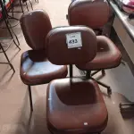 LOTE 433 - 03 CADEIRAS P/ESCRITÓRIO SENDO 02 PÉS FIXO E 01 GIRATÓRIA. (NO ESTADO) ATENÇÃO! FAZER A VISITAÇÃO ANTES DE ARREMATAR, NÃO SABEMOS SE FUNCIONA. LEILÃO NÃO TEM GARANTIA E NEM DEVOLUÇÃO, SUJEITO A POSSÍVEIS AVARIAS VISÍVEIS/OCULTAS E/OU AUSÊNCIA DE COMPONENTES.