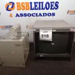 LOTE 316 - 01 MONITOR PARA CÂMERAS E 01 APARELHO DE LABORATÓRIO.  (NO ESTADO) ATENÇÃO! FAZER A VISITAÇÃO ANTES DE ARREMATAR, NÃO SABEMOS SE FUNCIONA. LEILÃO NÃO TEM GARANTIA E NEM DEVOLUÇÃO, SUJEITO A POSSÍVEIS AVARIAS VISÍVEIS/OCULTAS E/OU AUSÊNCIA DE COMPONENTES.