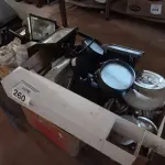 LOTE 260 - 01 LOTE COM LUMINÁRIAS DIVERSAS. (NO ESTADO) ATENÇÃO! FAZER A VISITAÇÃO ANTES DE ARREMATAR, NÃO SABEMOS SE FUNCIONA. LEILÃO NÃO TEM GARANTIA E NEM DEVOLUÇÃO, SUJEITO A POSSÍVEIS AVARIAS VISÍVEIS/OCULTAS E/OU AUSÊNCIA DE COMPONENTES.
