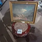 LOTE 275 - 01 MESA DE CENTRO EM MADEIRA TRABALHADA E 01 QUADRO PARA DECORAÇÃO. (NO ESTADO) ATENÇÃO! FAZER A VISITAÇÃO ANTES DE ARREMATAR, NÃO SABEMOS SE FUNCIONA. LEILÃO NÃO TEM GARANTIA E NEM DEVOLUÇÃO, SUJEITO A POSSÍVEIS AVARIAS VISÍVEIS/OCULTAS E/OU AUSÊNCIA DE COMPONENTES.