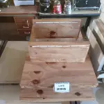LOTE 295 - 01 PAINEL EM MADEIRA COM 02 PRATELEIRAS.  (NO ESTADO) ATENÇÃO! FAZER A VISITAÇÃO ANTES DE ARREMATAR, NÃO SABEMOS SE FUNCIONA. LEILÃO NÃO TEM GARANTIA E NEM DEVOLUÇÃO, SUJEITO A POSSÍVEIS AVARIAS VISÍVEIS/OCULTAS E/OU AUSÊNCIA DE COMPONENTES.