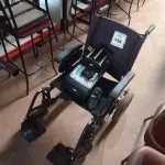 LOTE 434 - 01 CADEIRA DE RODAS ELÉTRICA. (NO ESTADO) ATENÇÃO! FAZER A VISITAÇÃO ANTES DE ARREMATAR, NÃO SABEMOS SE FUNCIONA. LEILÃO NÃO TEM GARANTIA E NEM DEVOLUÇÃO, SUJEITO A POSSÍVEIS AVARIAS VISÍVEIS/OCULTAS E/OU AUSÊNCIA DE COMPONENTES.