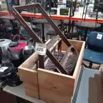 LOTE 425 - 02 MOSTRUÁRIOS PARA MESA E 04 ENFEITES DE LETRAS. (NO ESTADO) ATENÇÃO! FAZER A VISITAÇÃO ANTES DE ARREMATAR, NÃO SABEMOS SE FUNCIONA. LEILÃO NÃO TEM GARANTIA E NEM DEVOLUÇÃO, SUJEITO A POSSÍVEIS AVARIAS VISÍVEIS/OCULTAS E/OU AUSÊNCIA DE COMPONENTES.