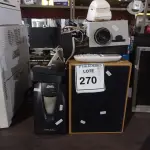 LOTE 270 - 01 LOTE COM NOBREAK, TELEFONE FIXO, RETROPROJETOR ANTIGO E CAIXAS DE SOM. (NO ESTADO) ATENÇÃO! FAZER A VISITAÇÃO ANTES DE ARREMATAR, NÃO SABEMOS SE FUNCIONA. LEILÃO NÃO TEM GARANTIA E NEM DEVOLUÇÃO, SUJEITO A POSSÍVEIS AVARIAS VISÍVEIS/OCULTAS E/OU AUSÊNCIA DE COMPONENTES.