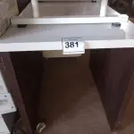 LOTE 381 - 01 BALCÃO EM MADEIRA NA COR MARROM E BRANCO. (NO ESTADO) ATENÇÃO! FAZER A VISITAÇÃO ANTES DE ARREMATAR, NÃO SABEMOS SE FUNCIONA. LEILÃO NÃO TEM GARANTIA E NEM DEVOLUÇÃO, SUJEITO A POSSÍVEIS AVARIAS VISÍVEIS/OCULTAS E/OU AUSÊNCIA DE COMPONENTES.