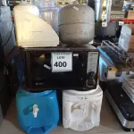 LOTE 400 - 01 MICRO-ONDAS MARCA ELECTROLUX C/PRATO, 01 FORNO MARCA COMPACT, 02 BASES DE FILTRO P/GARRAFÃO, 01 FOGÃO DE MESA 02 BOCAS E UTENSÍLIOS DIVERSOS. (NO ESTADO) ATENÇÃO! FAZER A VISITAÇÃO ANTES DE ARREMATAR, NÃO SABEMOS SE FUNCIONA. LEILÃO NÃO TEM GARANTIA E NEM DEVOLUÇÃO, SUJEITO A POSSÍVEIS AVARIAS VISÍVEIS/OCULTAS E/OU AUSÊNCIA DE COMPONENTES.