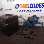 LOTE 470 - 02 RADARES VEICULAR E 01 MALETA COM BATERIA. (NO ESTADO) ATENÇÃO! FAZER A VISITAÇÃO ANTES DE ARREMATAR, NÃO SABEMOS SE FUNCIONA. LEILÃO NÃO TEM GARANTIA E NEM DEVOLUÇÃO, SUJEITO A POSSÍVEIS AVARIAS VISÍVEIS/OCULTAS E/OU AUSÊNCIA DE COMPONENTES.