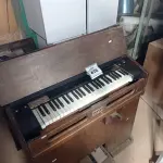 LOTE 476 - 01 PIANO/ÓRGÃO ANTIGO. (NO ESTADO) ATENÇÃO! FAZER A VISITAÇÃO ANTES DE ARREMATAR, NÃO SABEMOS SE FUNCIONA. LEILÃO NÃO TEM GARANTIA E NEM DEVOLUÇÃO, SUJEITO A POSSÍVEIS AVARIAS VISÍVEIS/OCULTAS E/OU AUSÊNCIA DE COMPONENTES.
