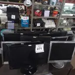 LOTE 271 - 10 MONITORES DIVERSOS. (NO ESTADO) ATENÇÃO! FAZER A VISITAÇÃO ANTES DE ARREMATAR, NÃO SABEMOS SE FUNCIONA. LEILÃO NÃO TEM GARANTIA E NEM DEVOLUÇÃO, SUJEITO A POSSÍVEIS AVARIAS VISÍVEIS/OCULTAS E/OU AUSÊNCIA DE COMPONENTES.