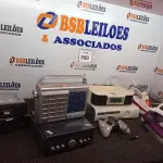 LOTE 350 - 01 VÍDEO GAME XBOX COM CONTROLE, RÁDIOS AUTOMOTIVOS E FERRO DE PASSAR ROUPAS. (NO ESTADO) ATENÇÃO! FAZER A VISITAÇÃO ANTES DE ARREMATAR, NÃO SABEMOS SE FUNCIONA. LEILÃO NÃO TEM GARANTIA E NEM DEVOLUÇÃO, SUJEITO A POSSÍVEIS AVARIAS VISÍVEIS/OCULTAS E/OU AUSÊNCIA DE COMPONENTES.