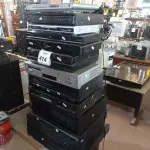 LOTE 414 - 01 LOTE C/DIVERSOS APARELHOS DE SOM, DVD´S, TOCA CD´S, VIDEOCASSETES E ELETRÔNICOS DIVERSOS. (NO ESTADO) ATENÇÃO! FAZER A VISITAÇÃO ANTES DE ARREMATAR, NÃO SABEMOS SE FUNCIONA. LEILÃO NÃO TEM GARANTIA E NEM DEVOLUÇÃO, SUJEITO A POSSÍVEIS AVARIAS VISÍVEIS/OCULTAS E/OU AUSÊNCIA DE COMPONENTES.