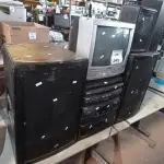 LOTE 349 - 01 LOTE COM CAIXAS DE SOM, TV ANTIGA. (NO ESTADO) ATENÇÃO! FAZER A VISITAÇÃO ANTES DE ARREMATAR, NÃO SABEMOS SE FUNCIONA. LEILÃO NÃO TEM GARANTIA E NEM DEVOLUÇÃO, SUJEITO A POSSÍVEIS AVARIAS VISÍVEIS/OCULTAS E/OU AUSÊNCIA DE COMPONENTES.