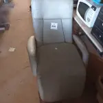 LOTE 458 - 01 POLTRONA. (NO ESTADO) ATENÇÃO! FAZER A VISITAÇÃO ANTES DE ARREMATAR, NÃO SABEMOS SE FUNCIONA. LEILÃO NÃO TEM GARANTIA E NEM DEVOLUÇÃO, SUJEITO A POSSÍVEIS AVARIAS VISÍVEIS/OCULTAS E/OU AUSÊNCIA DE COMPONENTES.