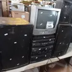 LOTE 349 - 01 LOTE COM CAIXAS DE SOM, TV ANTIGA. (NO ESTADO) ATENÇÃO! FAZER A VISITAÇÃO ANTES DE ARREMATAR, NÃO SABEMOS SE FUNCIONA. LEILÃO NÃO TEM GARANTIA E NEM DEVOLUÇÃO, SUJEITO A POSSÍVEIS AVARIAS VISÍVEIS/OCULTAS E/OU AUSÊNCIA DE COMPONENTES.