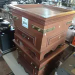 LOTE 374 -  02 MESAS PEQUENAS QUADRADAS EM MADEIRA C/01 GAVETA EM CADA. (NO ESTADO) ATENÇÃO! FAZER A VISITAÇÃO ANTES DE ARREMATAR, NÃO SABEMOS SE FUNCIONA. LEILÃO NÃO TEM GARANTIA E NEM DEVOLUÇÃO, SUJEITO A POSSÍVEIS AVARIAS VISÍVEIS/OCULTAS E/OU AUSÊNCIA DE COMPONENTES.