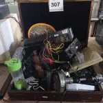 LOTE 307 - 01 LOTE COM RADIO, LANTERNA, CALCULADORA, BARBEADOR E MALETA EM MADEIRA. (NO ESTADO) ATENÇÃO! FAZER A VISITAÇÃO ANTES DE ARREMATAR, NÃO SABEMOS SE FUNCIONA. LEILÃO NÃO TEM GARANTIA E NEM DEVOLUÇÃO, SUJEITO A POSSÍVEIS AVARIAS VISÍVEIS/OCULTAS E/OU AUSÊNCIA DE COMPONENTES.