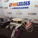 LOTE 350 - 01 VÍDEO GAME XBOX COM CONTROLE, RÁDIOS AUTOMOTIVOS E FERRO DE PASSAR ROUPAS. (NO ESTADO) ATENÇÃO! FAZER A VISITAÇÃO ANTES DE ARREMATAR, NÃO SABEMOS SE FUNCIONA. LEILÃO NÃO TEM GARANTIA E NEM DEVOLUÇÃO, SUJEITO A POSSÍVEIS AVARIAS VISÍVEIS/OCULTAS E/OU AUSÊNCIA DE COMPONENTES.