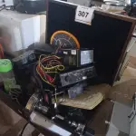 LOTE 307 - 01 LOTE COM RADIO, LANTERNA, CALCULADORA, BARBEADOR E MALETA EM MADEIRA. (NO ESTADO) ATENÇÃO! FAZER A VISITAÇÃO ANTES DE ARREMATAR, NÃO SABEMOS SE FUNCIONA. LEILÃO NÃO TEM GARANTIA E NEM DEVOLUÇÃO, SUJEITO A POSSÍVEIS AVARIAS VISÍVEIS/OCULTAS E/OU AUSÊNCIA DE COMPONENTES.