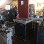 LOTE 472 - 01 ARMÁRIO BAIXO C/04 GAVETAS, 01 CAIXA CASE E 01 CABIDEIRO EM MADEIRA. (NO ESTADO) ATENÇÃO! FAZER A VISITAÇÃO ANTES DE ARREMATAR, NÃO SABEMOS SE FUNCIONA. LEILÃO NÃO TEM GARANTIA E NEM DEVOLUÇÃO, SUJEITO A POSSÍVEIS AVARIAS VISÍVEIS/OCULTAS E/OU AUSÊNCIA DE COMPONENTES.