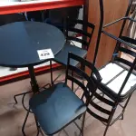 LOTE 429 - 01 MESA BISTRÔ REDONDA COM 4 BANQUETAS ALTA. (NO ESTADO) ATENÇÃO! FAZER A VISITAÇÃO ANTES DE ARREMATAR, NÃO SABEMOS SE FUNCIONA. LEILÃO NÃO TEM GARANTIA E NEM DEVOLUÇÃO, SUJEITO A POSSÍVEIS AVARIAS VISÍVEIS/OCULTAS E/OU AUSÊNCIA DE COMPONENTES.