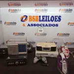 LOTE 350 - 01 VÍDEO GAME XBOX COM CONTROLE, RÁDIOS AUTOMOTIVOS E FERRO DE PASSAR ROUPAS. (NO ESTADO) ATENÇÃO! FAZER A VISITAÇÃO ANTES DE ARREMATAR, NÃO SABEMOS SE FUNCIONA. LEILÃO NÃO TEM GARANTIA E NEM DEVOLUÇÃO, SUJEITO A POSSÍVEIS AVARIAS VISÍVEIS/OCULTAS E/OU AUSÊNCIA DE COMPONENTES.