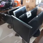 LOTE 299 - 06 MONITORES LCD MARCAS E MODELOS DIVERSOS. (NO ESTADO) ATENÇÃO! FAZER A VISITAÇÃO ANTES DE ARREMATAR, NÃO SABEMOS SE FUNCIONA. LEILÃO NÃO TEM GARANTIA E NEM DEVOLUÇÃO, SUJEITO A POSSÍVEIS AVARIAS VISÍVEIS/OCULTAS E/OU AUSÊNCIA DE COMPONENTES.