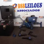 LOTE 470 - 02 RADARES VEICULAR E 01 MALETA COM BATERIA. (NO ESTADO) ATENÇÃO! FAZER A VISITAÇÃO ANTES DE ARREMATAR, NÃO SABEMOS SE FUNCIONA. LEILÃO NÃO TEM GARANTIA E NEM DEVOLUÇÃO, SUJEITO A POSSÍVEIS AVARIAS VISÍVEIS/OCULTAS E/OU AUSÊNCIA DE COMPONENTES.