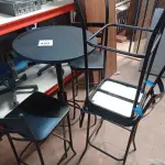 LOTE 429 - 01 MESA BISTRÔ REDONDA COM 4 BANQUETAS ALTA. (NO ESTADO) ATENÇÃO! FAZER A VISITAÇÃO ANTES DE ARREMATAR, NÃO SABEMOS SE FUNCIONA. LEILÃO NÃO TEM GARANTIA E NEM DEVOLUÇÃO, SUJEITO A POSSÍVEIS AVARIAS VISÍVEIS/OCULTAS E/OU AUSÊNCIA DE COMPONENTES.