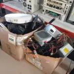 LOTE 456 - 02 CAIXAS COM VÁRIOS ELETRÔNICOS  E FONTES DIVERSOS.  (NO ESTADO) ATENÇÃO! FAZER A VISITAÇÃO ANTES DE ARREMATAR, NÃO SABEMOS SE FUNCIONA. LEILÃO NÃO TEM GARANTIA E NEM DEVOLUÇÃO, SUJEITO A POSSÍVEIS AVARIAS VISÍVEIS/OCULTAS E/OU AUSÊNCIA DE COMPONENTES.