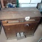 LOTE 476 - 01 PIANO/ÓRGÃO ANTIGO. (NO ESTADO) ATENÇÃO! FAZER A VISITAÇÃO ANTES DE ARREMATAR, NÃO SABEMOS SE FUNCIONA. LEILÃO NÃO TEM GARANTIA E NEM DEVOLUÇÃO, SUJEITO A POSSÍVEIS AVARIAS VISÍVEIS/OCULTAS E/OU AUSÊNCIA DE COMPONENTES.