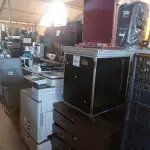 LOTE 472 - 01 ARMÁRIO BAIXO C/04 GAVETAS, 01 CAIXA CASE E 01 CABIDEIRO EM MADEIRA. (NO ESTADO) ATENÇÃO! FAZER A VISITAÇÃO ANTES DE ARREMATAR, NÃO SABEMOS SE FUNCIONA. LEILÃO NÃO TEM GARANTIA E NEM DEVOLUÇÃO, SUJEITO A POSSÍVEIS AVARIAS VISÍVEIS/OCULTAS E/OU AUSÊNCIA DE COMPONENTES.