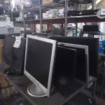 LOTE 271 - 10 MONITORES DIVERSOS. (NO ESTADO) ATENÇÃO! FAZER A VISITAÇÃO ANTES DE ARREMATAR, NÃO SABEMOS SE FUNCIONA. LEILÃO NÃO TEM GARANTIA E NEM DEVOLUÇÃO, SUJEITO A POSSÍVEIS AVARIAS VISÍVEIS/OCULTAS E/OU AUSÊNCIA DE COMPONENTES.