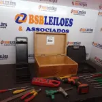LOTE 284 - 01 LOTE COM MALETAS E FERRAMENTAS DIVERSAS. (NO ESTADO) ATENÇÃO! FAZER A VISITAÇÃO ANTES DE ARREMATAR, NÃO SABEMOS SE FUNCIONA. LEILÃO NÃO TEM GARANTIA E NEM DEVOLUÇÃO, SUJEITO A POSSÍVEIS AVARIAS VISÍVEIS/OCULTAS E/OU AUSÊNCIA DE COMPONENTES.