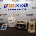 LOTE 258 - 01 RELÓGIO DE PONTO MARCA HENRY, 01 PURIFICADOR DE AR AIR FREE, 01 AMALGAMADOR E 01 AGITADOR DE TUBO. (NO ESTADO) ATENÇÃO! FAZER A VISITAÇÃO ANTES DE ARREMATAR, NÃO SABEMOS SE FUNCIONA. LEILÃO NÃO TEM GARANTIA E NEM DEVOLUÇÃO, SUJEITO A POSSÍVEIS AVARIAS VISÍVEIS/OCULTAS E/OU AUSÊNCIA DE COMPONENTES.