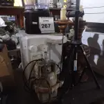 LOTE 267 - 01 LIQUIDIFICADOR COM COPO, 01 BEBEDOURO DE BANCADA, 02 BASES PARA ABAJUR EM MADEIRA, 01 TRIPÉ PEQUENO E 01 BOMBA SAPO. (NO ESTADO) ATENÇÃO! FAZER A VISITAÇÃO ANTES DE ARREMATAR, NÃO SABEMOS SE FUNCIONA. LEILÃO NÃO TEM GARANTIA E NEM DEVOLUÇÃO, SUJEITO A POSSÍVEIS AVARIAS VISÍVEIS/OCULTAS E/OU AUSÊNCIA DE COMPONENTES.