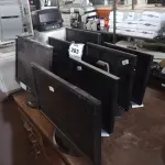 LOTE 283 - 07 MONITORES DIVERSOS. (NO ESTADO) ATENÇÃO! FAZER A VISITAÇÃO ANTES DE ARREMATAR, NÃO SABEMOS SE FUNCIONA. LEILÃO NÃO TEM GARANTIA E NEM DEVOLUÇÃO, SUJEITO A POSSÍVEIS AVARIAS VISÍVEIS/OCULTAS E/OU AUSÊNCIA DE COMPONENTES.
