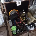 LOTE 307 - 01 LOTE COM RADIO, LANTERNA, CALCULADORA, BARBEADOR E MALETA EM MADEIRA. (NO ESTADO) ATENÇÃO! FAZER A VISITAÇÃO ANTES DE ARREMATAR, NÃO SABEMOS SE FUNCIONA. LEILÃO NÃO TEM GARANTIA E NEM DEVOLUÇÃO, SUJEITO A POSSÍVEIS AVARIAS VISÍVEIS/OCULTAS E/OU AUSÊNCIA DE COMPONENTES.