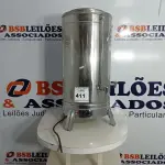 LOTE 411 - 01 CAFETEIRA ELÉTRICA EM INOX MARCA MONARCA. (NO ESTADO) ATENÇÃO! FAZER A VISITAÇÃO ANTES DE ARREMATAR, NÃO SABEMOS SE FUNCIONA. LEILÃO NÃO TEM GARANTIA E NEM DEVOLUÇÃO, SUJEITO A POSSÍVEIS AVARIAS VISÍVEIS/OCULTAS E/OU AUSÊNCIA DE COMPONENTES.