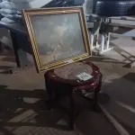 LOTE 275 - 01 MESA DE CENTRO EM MADEIRA TRABALHADA E 01 QUADRO PARA DECORAÇÃO. (NO ESTADO) ATENÇÃO! FAZER A VISITAÇÃO ANTES DE ARREMATAR, NÃO SABEMOS SE FUNCIONA. LEILÃO NÃO TEM GARANTIA E NEM DEVOLUÇÃO, SUJEITO A POSSÍVEIS AVARIAS VISÍVEIS/OCULTAS E/OU AUSÊNCIA DE COMPONENTES.