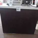 LOTE 381 - 01 BALCÃO EM MADEIRA NA COR MARROM E BRANCO. (NO ESTADO) ATENÇÃO! FAZER A VISITAÇÃO ANTES DE ARREMATAR, NÃO SABEMOS SE FUNCIONA. LEILÃO NÃO TEM GARANTIA E NEM DEVOLUÇÃO, SUJEITO A POSSÍVEIS AVARIAS VISÍVEIS/OCULTAS E/OU AUSÊNCIA DE COMPONENTES.