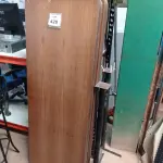 LOTE 428 - 01 MESA DE PAREDE EM MADEIRA PARA LANCHONETE. (NO ESTADO) ATENÇÃO! FAZER A VISITAÇÃO ANTES DE ARREMATAR, NÃO SABEMOS SE FUNCIONA. LEILÃO NÃO TEM GARANTIA E NEM DEVOLUÇÃO, SUJEITO A POSSÍVEIS AVARIAS VISÍVEIS/OCULTAS E/OU AUSÊNCIA DE COMPONENTES.
